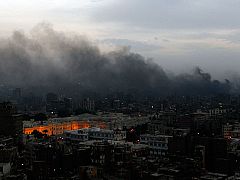 Los egipcios desafían al ejército y al toque de queda y siguen la revuelta contra Mubarak