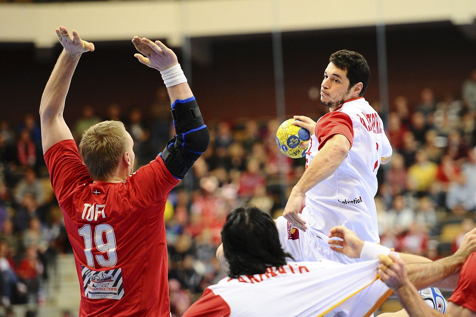 Alberto Entrerríos trata de superar al danés Rene Toft Hansen durante la semifinal.