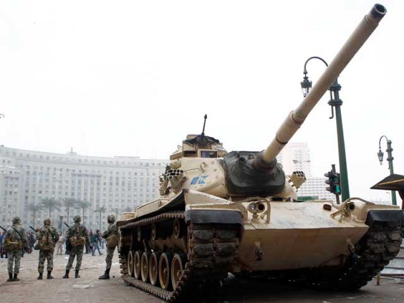 Los egipcios no se conforman con la renuncia del Gobierno y piden a Mubarak que se vaya