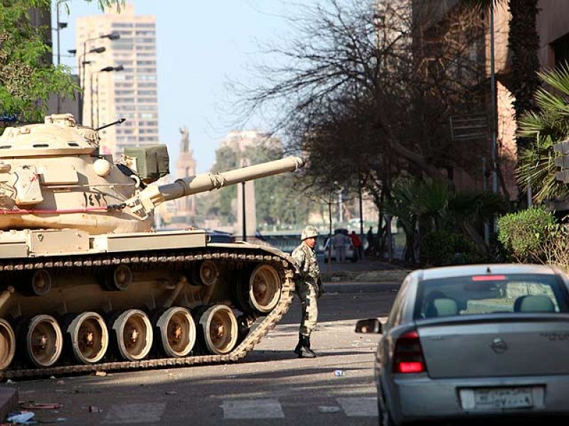 Egipto se prepara para el sexto día de protestas tras una noche de pillaje y vandalismo 