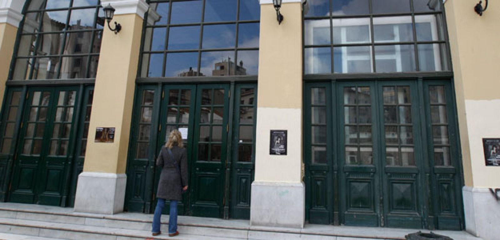 Una mujer lee un cartel de la huelga en una estación de Atenas