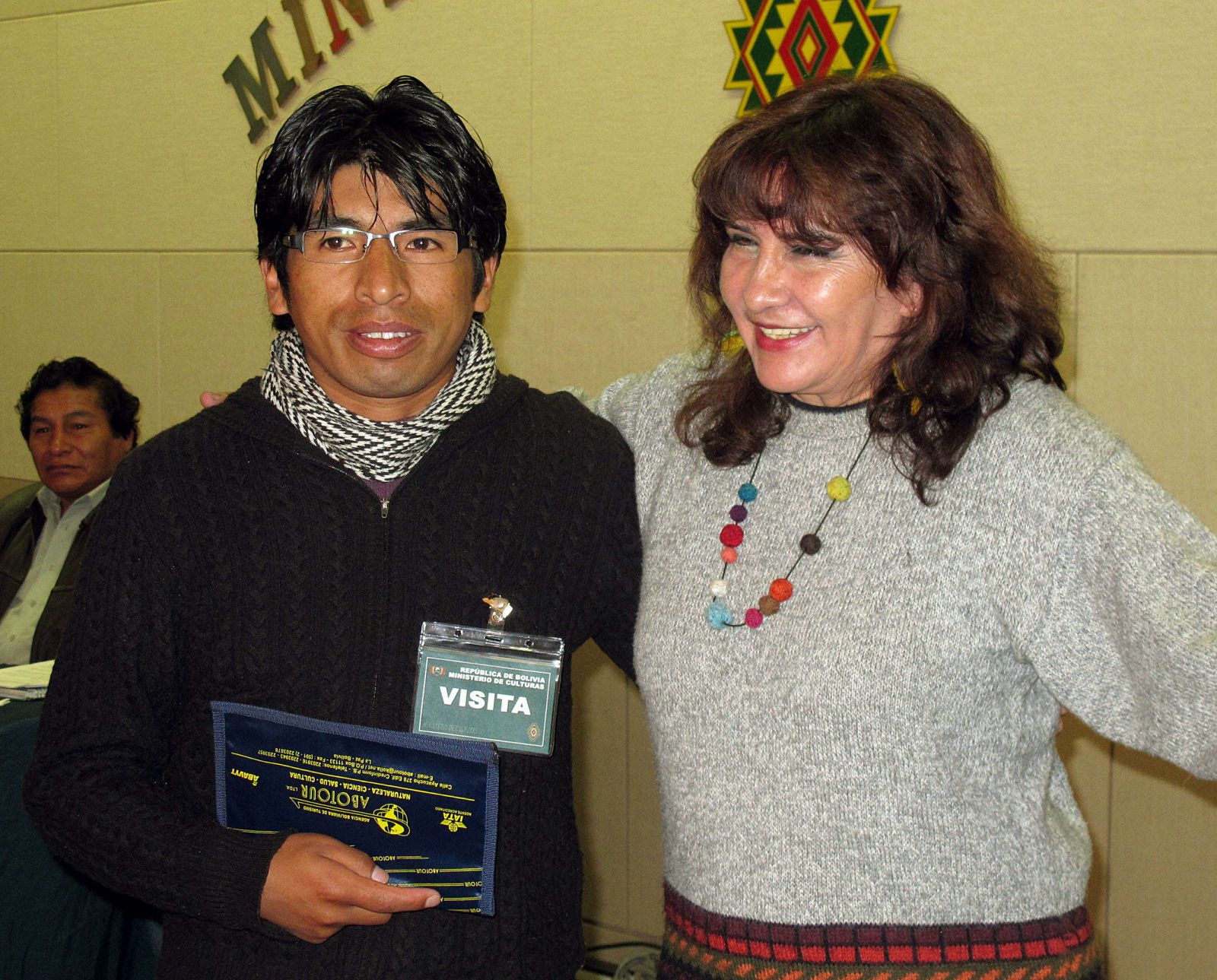 El boliviano Juan Carlos Aduviri, nominado como Actor Revelación en los premios Goya de cine, recibe de manos de la ministra de Culturas, Zulma Yugar (d), y en nombre del Gobierno de Evo Morales, los pasajes para asistir a la gala.