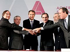 El Gobierno, los sindicatos y la patronal firman solemnemente el ansiado pacto social