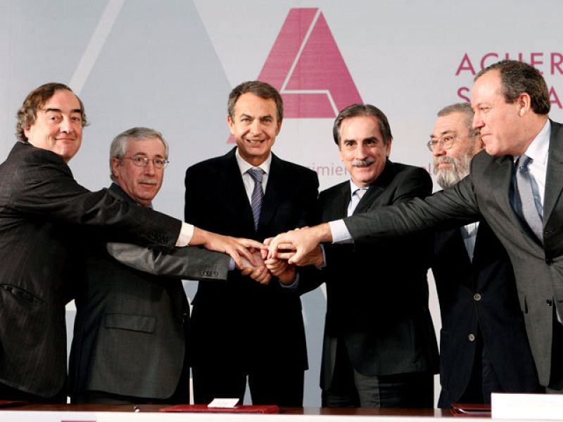 El Gobierno, los sindicatos y la patronal firman solemnemente el ansiado pacto social