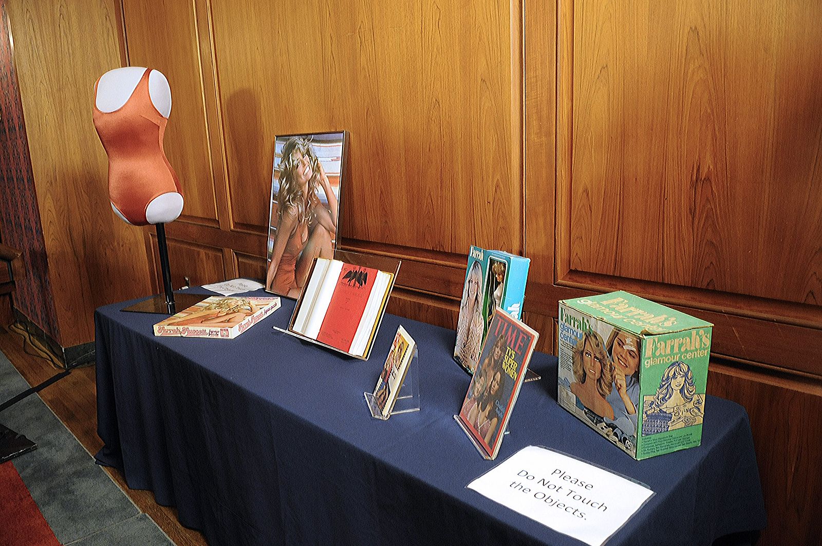 FARRAH FAWCETT SONREIRÁ PARA SIEMPRE CON SU BAÑADOR ROJO EN EL SMITHSONIAN