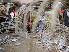 Decenas de miles de egipcios rezan juntos en la plaza Tahrir al grito de "Fuera Mubarak"