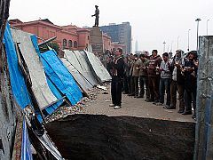 La llama sigue encendida entre los manifestantes en Egipto mientras esperan a un 'alto cargo'