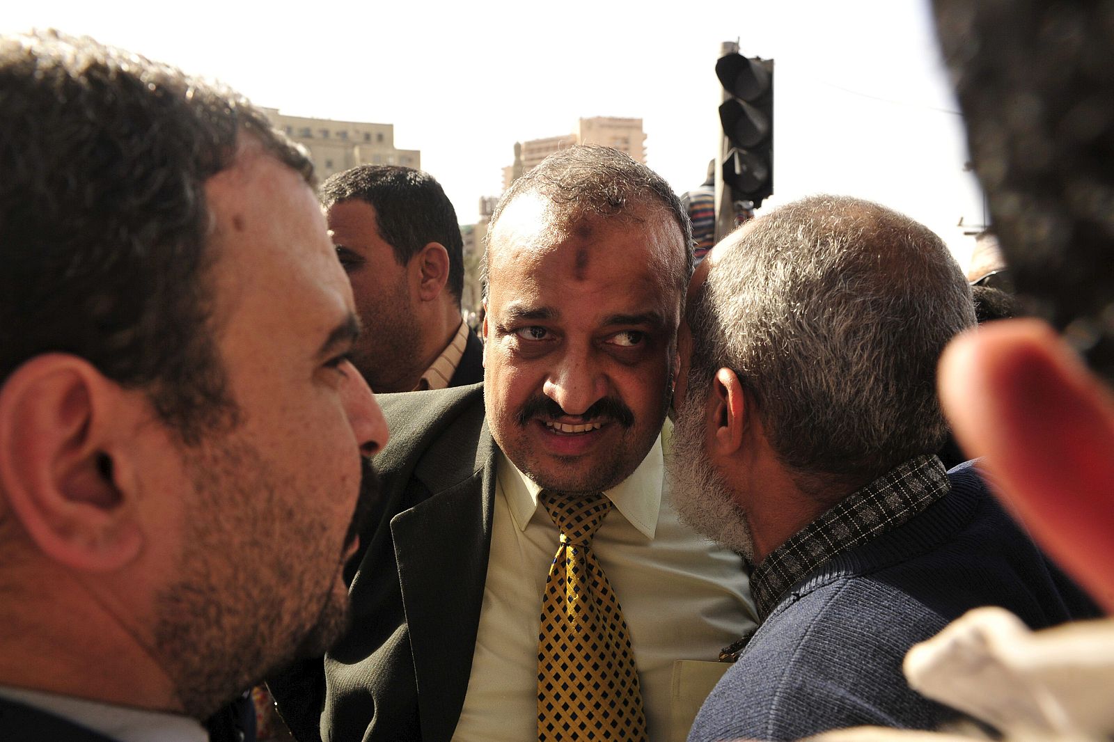 El exparlamentario egipcio Mohamed El Baltagy, de los "Hermanos Musulmanes", escucha lo que le dice uno de sus correligionarios durante la concentración en la Plaza Tahrir en El Cairo.