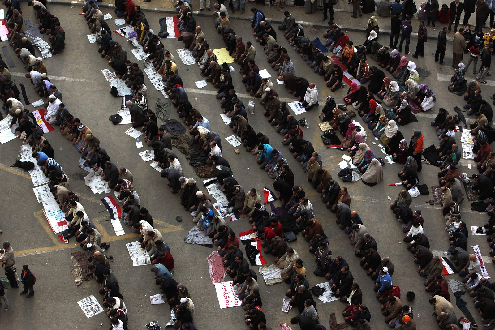 Los manifestantes rezan en la plaza Tahrir