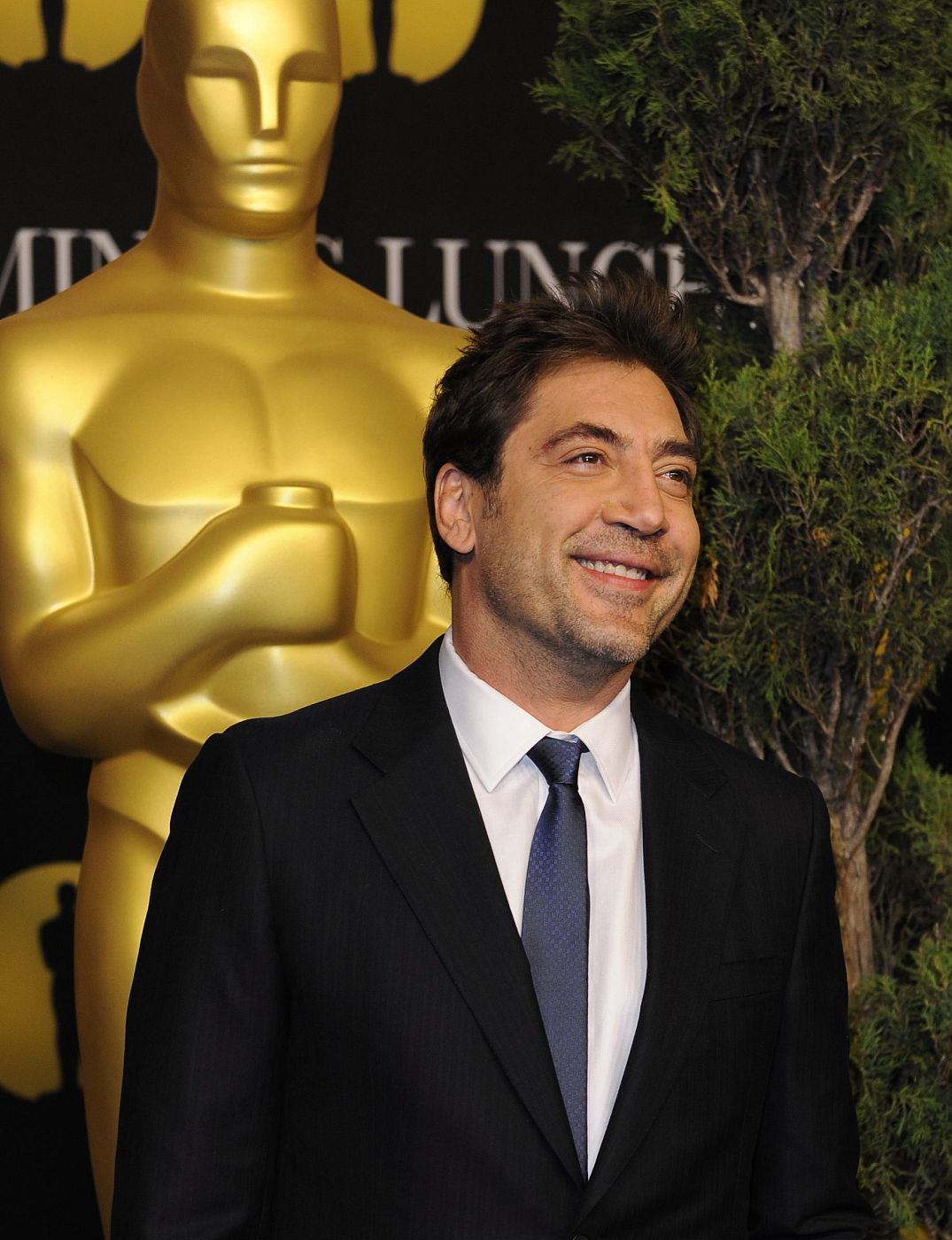 El actor español Javier Bardem en el tradicional almuerzo que ofrece la Academia de Hollywood para los candidatos a la 83 edición de los premios Óscar, en los que está nominado a mejor actor por su papel en la película 'Biutiful'.
