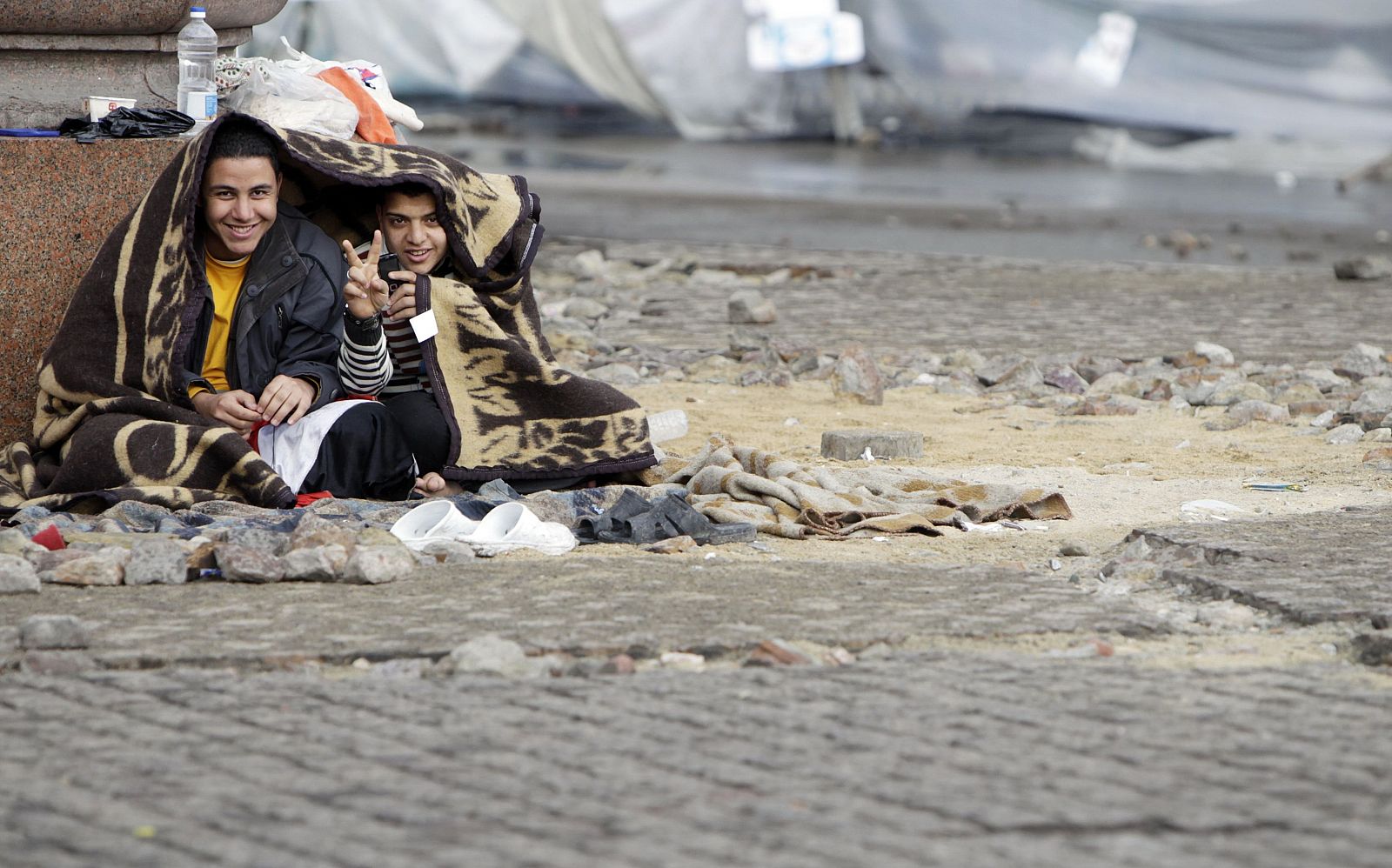 Dos manifestantes en la Plaza de Tahrir