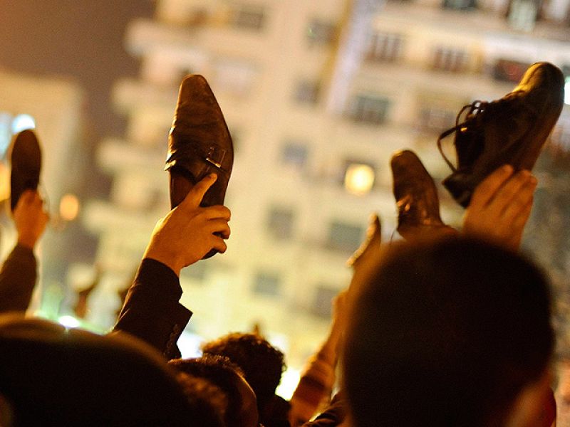 Egipto se prepara para un viernes explosivo tras aferrarse Mubarak al cargo hasta el final