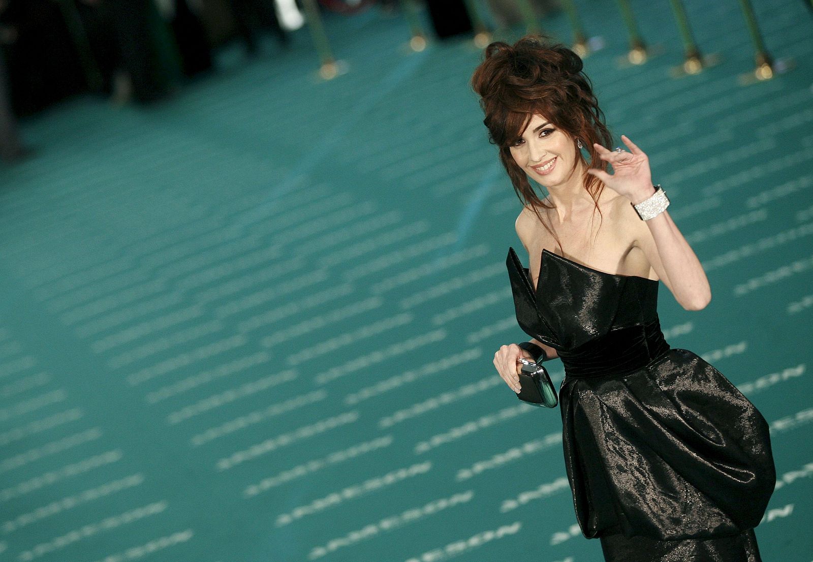 La actriz Paz Vega, a su llegada a la gala con un vestido negro de la colección que presentará Hannibal Laguna