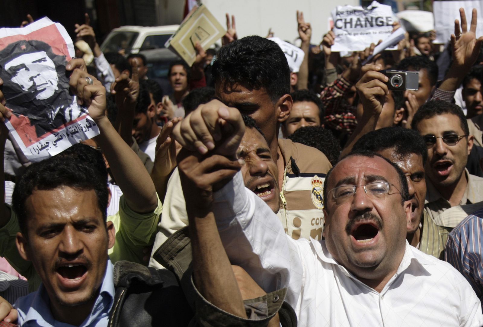 Anti-government protesters march to the Presidential Palace in Sanaa