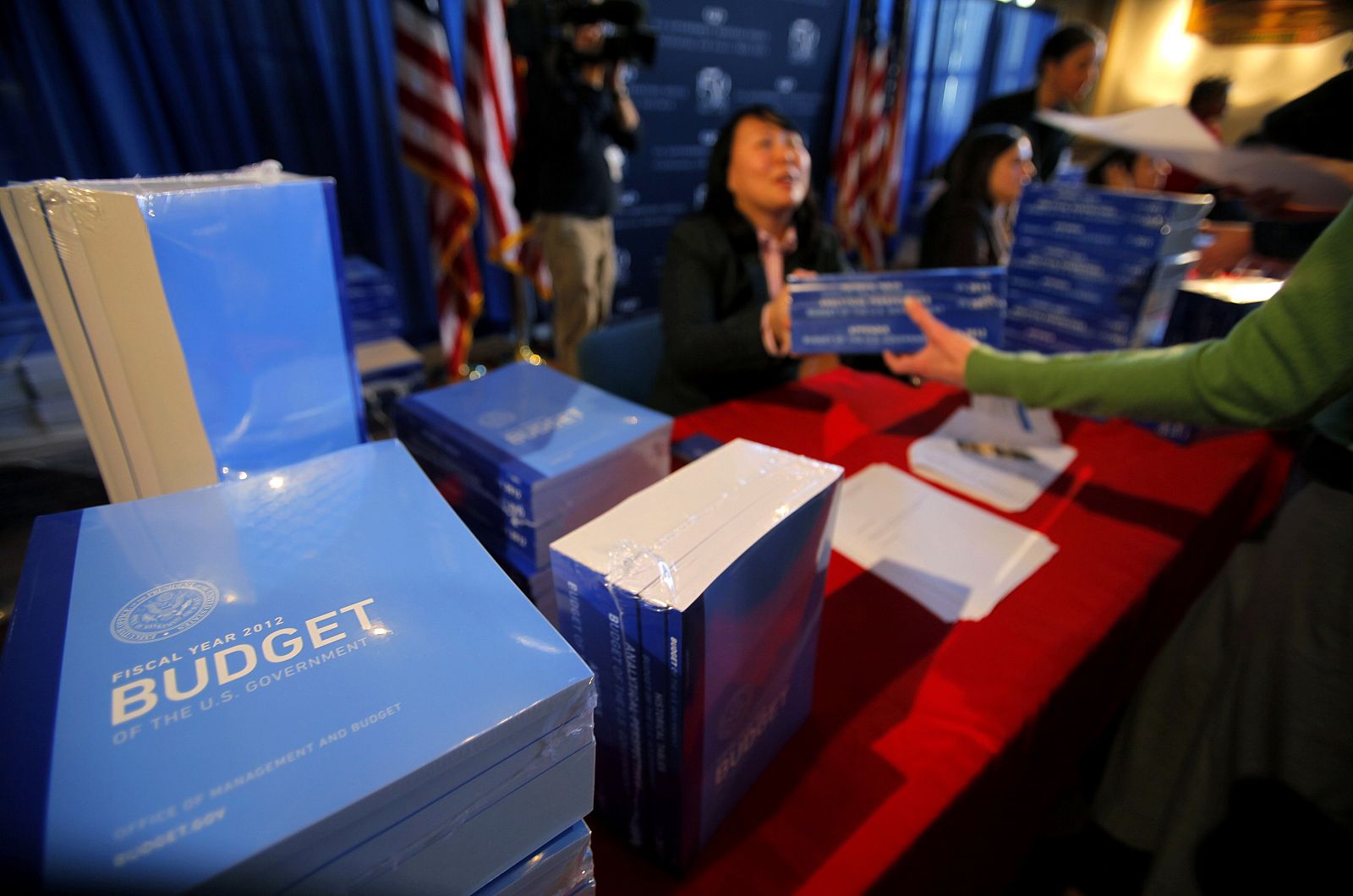 Empleados de la oficina de Obama distribuyen la propuesta de presupuesto del presidente en Washington