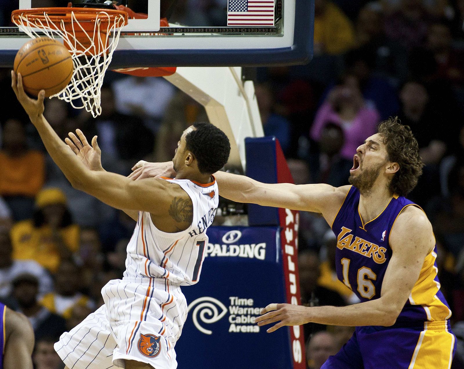Pau Gasol trata de defender la entrada de Henderson de los Charlotte Bobcats.