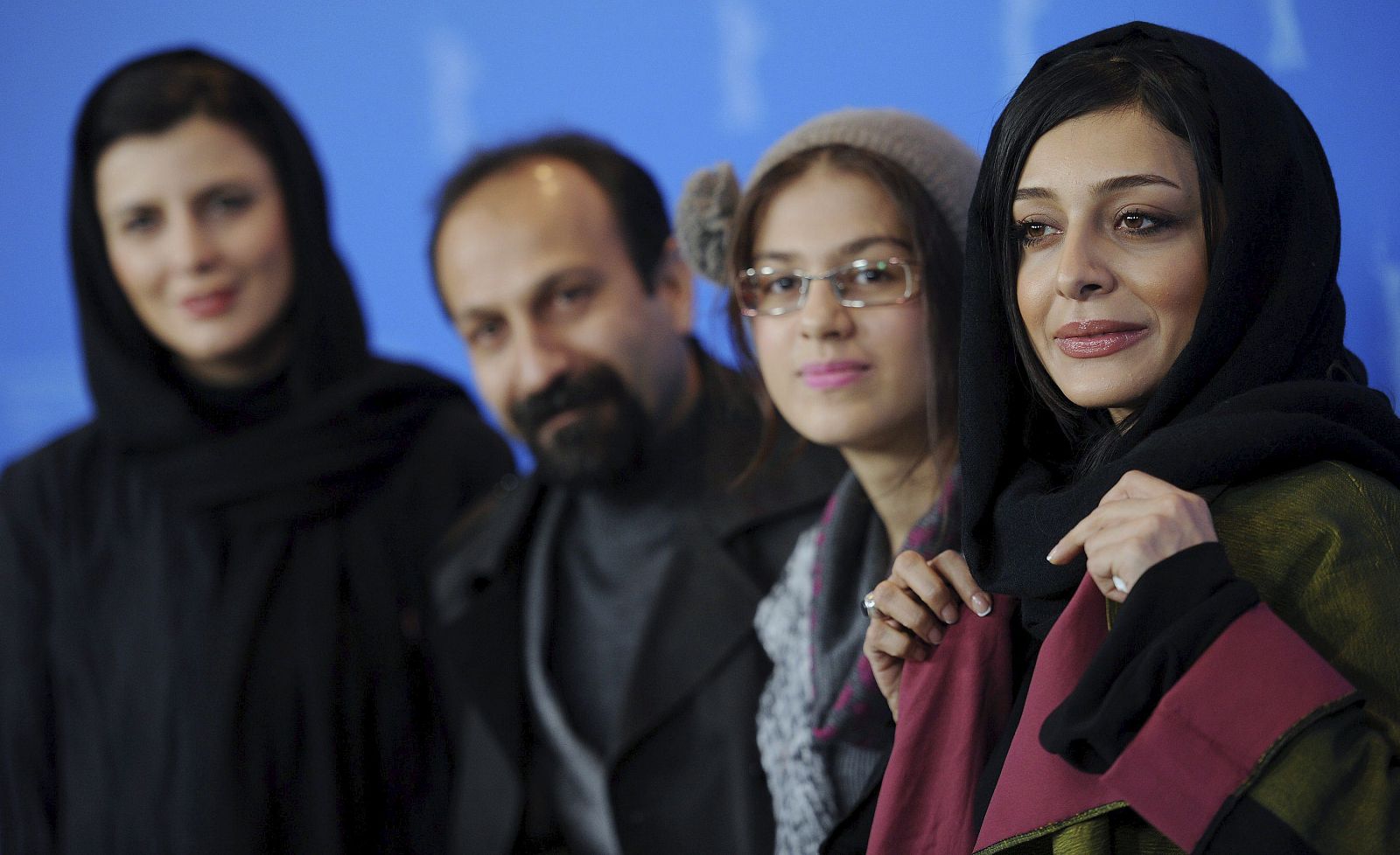 El director iraní Asghar Farhadi (2-i) y las actrices iraníes Leila Hatami (i), Sarina Farhadi (2-d) y Sareh Bayat (d) posan durante el pase gráfico de la película "Jodaeiye Nader az Simin"