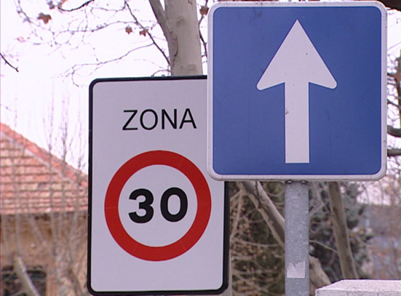 Tráfico limitará la velocidad a 30 km/h en las calles de un carril por sentido para evitar atropellos