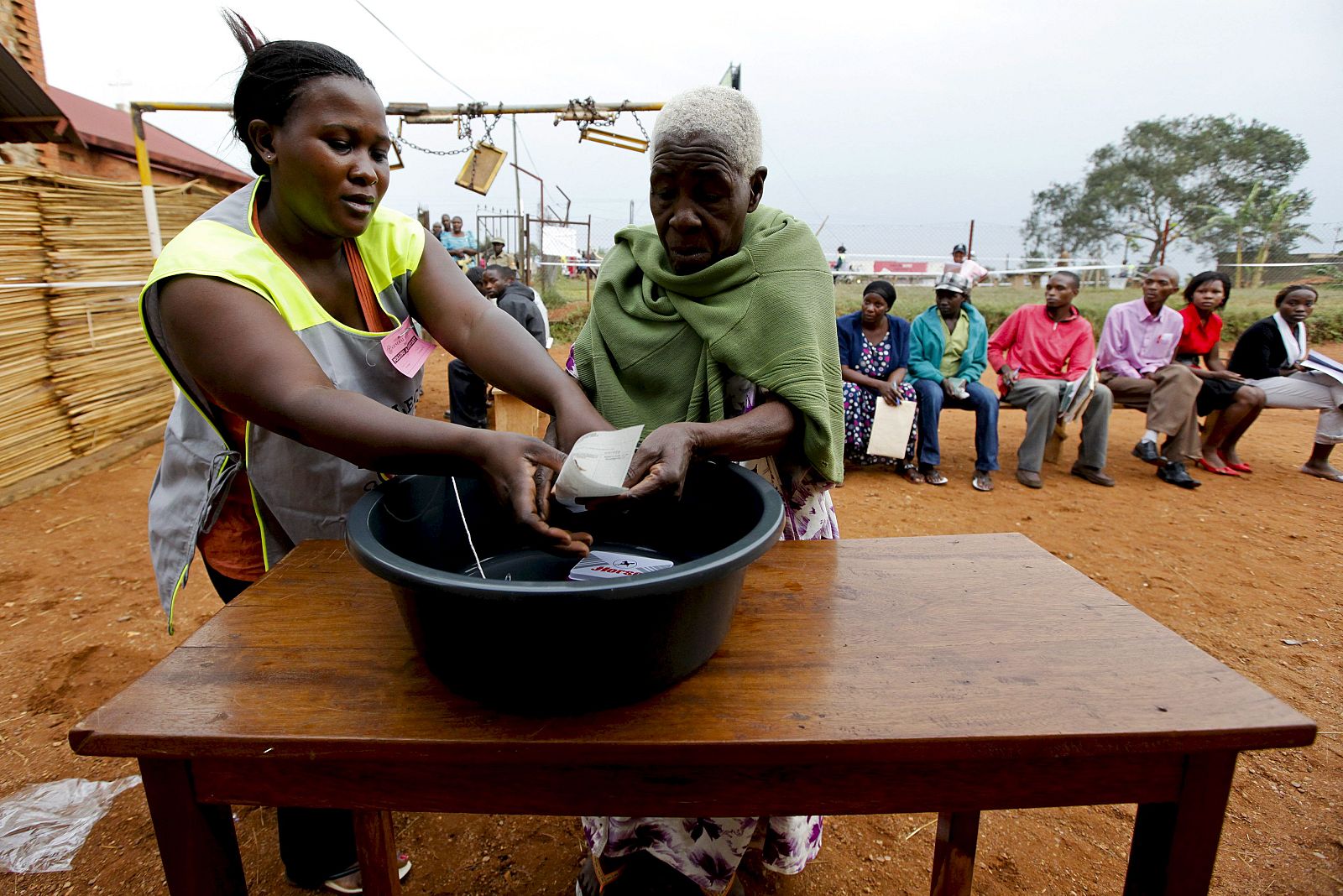 Una anciana marca su dedo con tinta antes de votar en un colegio electoral situado en Mukono, a 20 kilómetros al este de Kampal, en Uganda.