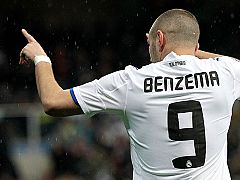 El Madrid vence a un flojo Levante y pasa la presión al Barça