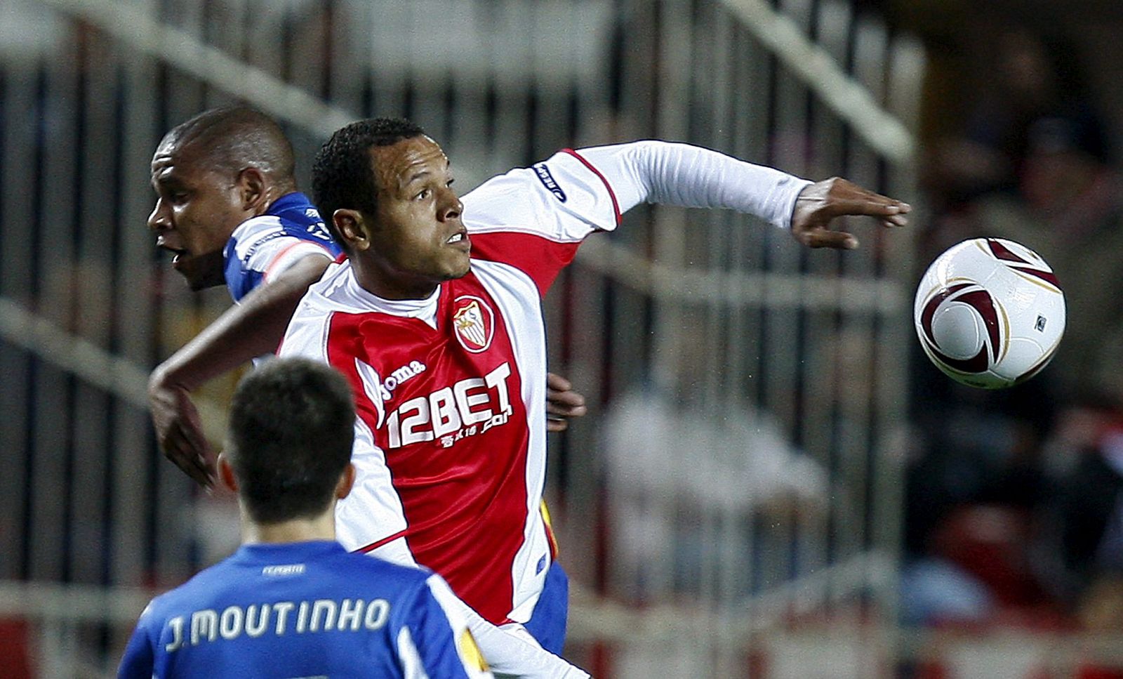 El sevillista Luis Fabiano trata de controlar el balón en el encuentro de ida frente al Oporto en la Liga Europa.
