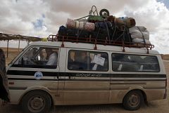 La huida de Libia desborda la frontera con Egipto