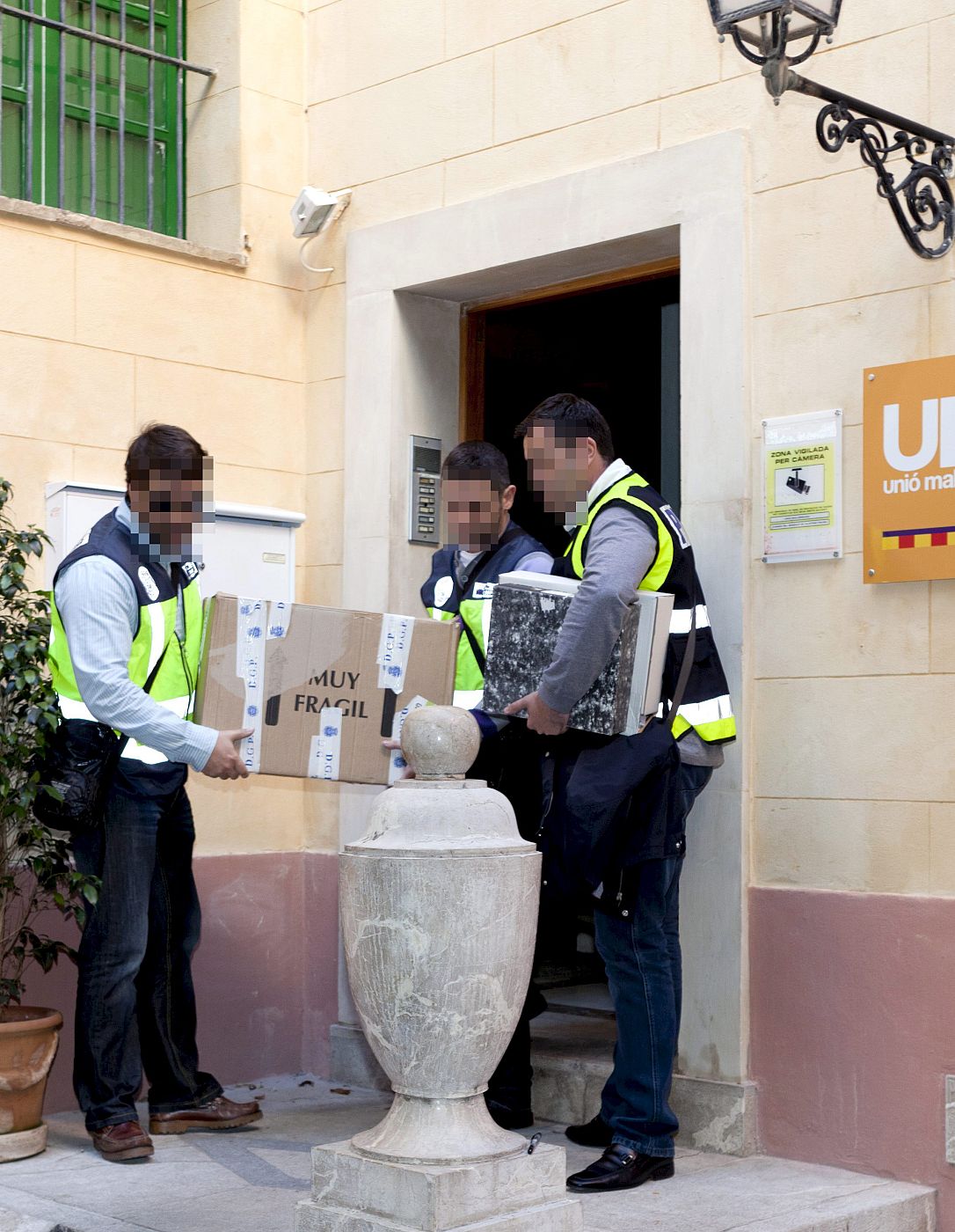 SE PROLONGA DURANTE CASI CINCO HORAS EL REGISTRO A LA SEDE DE UM