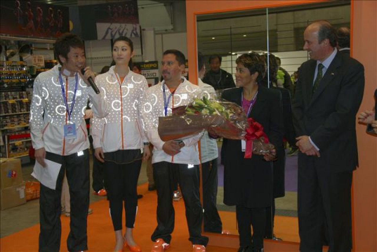 El minero chileno Edison Peña junto a su esposa Angélica en la feria de maratón en Tokio.