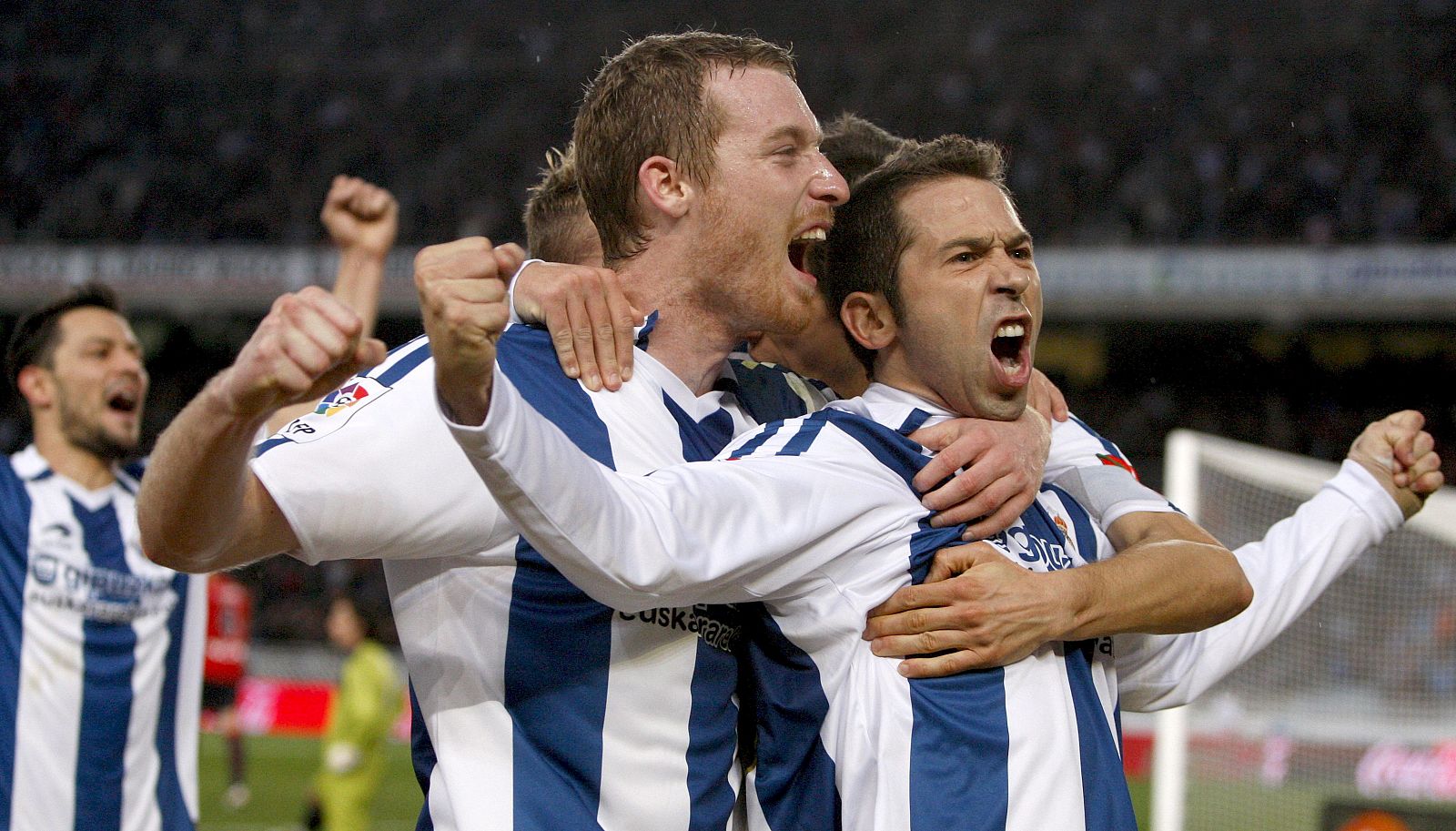 Raúl Tamudo celebra un gol con la Real Sociedad en una foto de archivo.