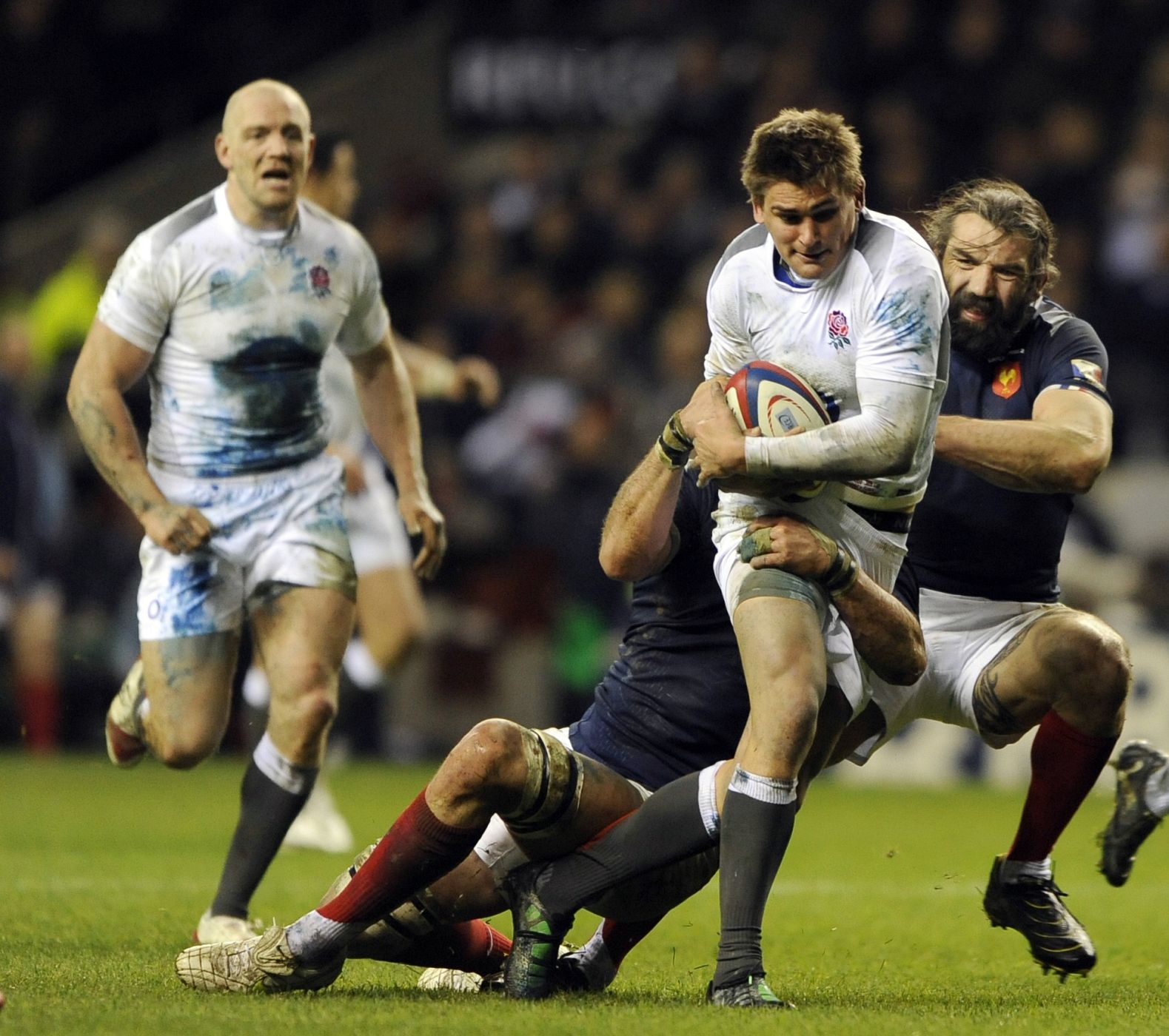 El inglés Toby Flood es obstaculizado por Imanol Harinordoquy y Sebastien Chabal durante el choque disputado en Londres.