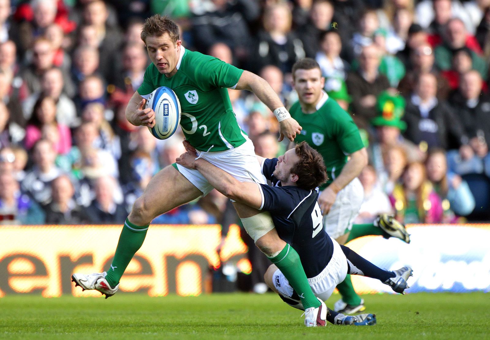 El irlandés Fitzgerald aguanta el placaje del escocés Blair.