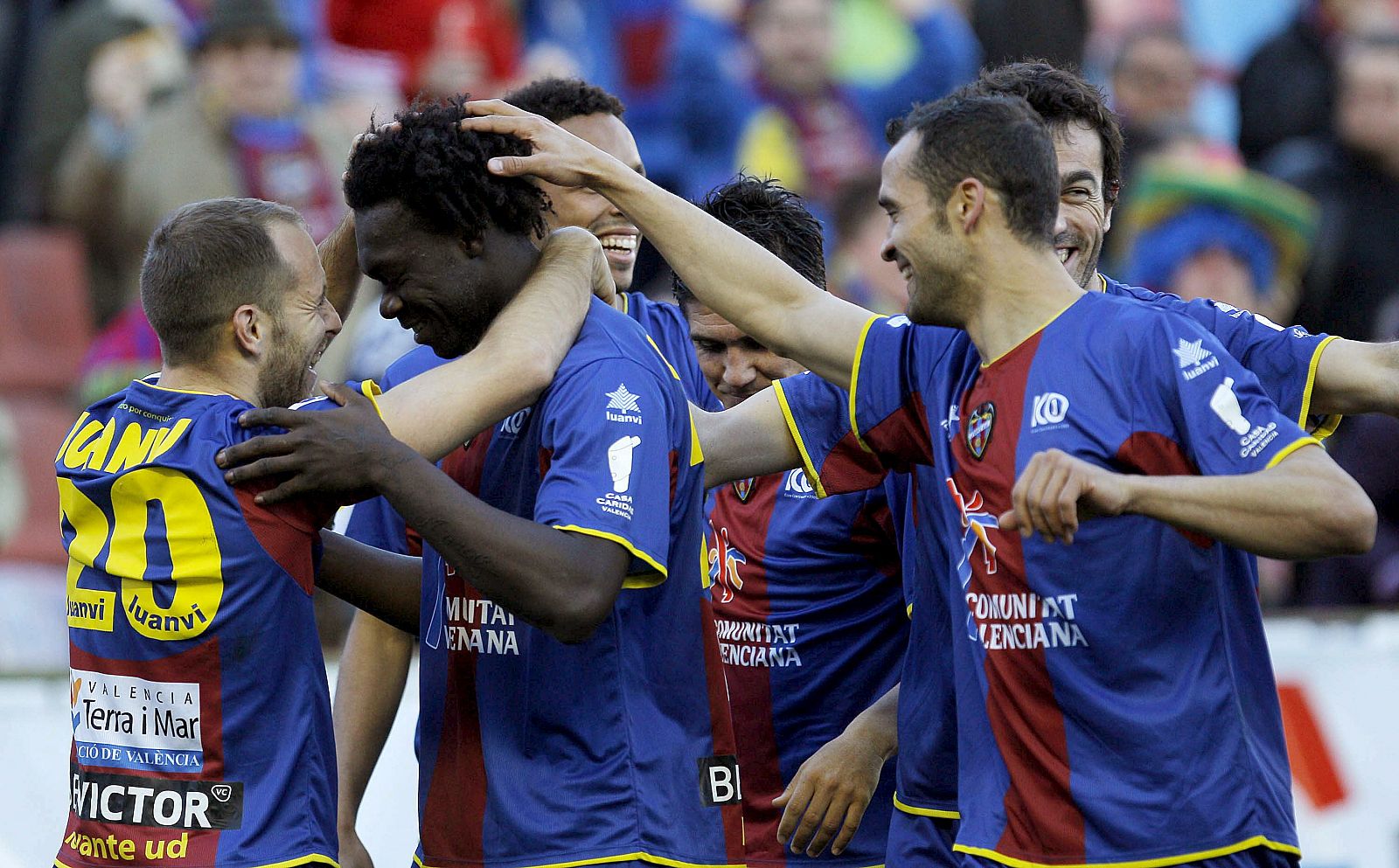 Felipe Caicedo (2i), celebra con sus compañeros la consecución del segundo gol.
