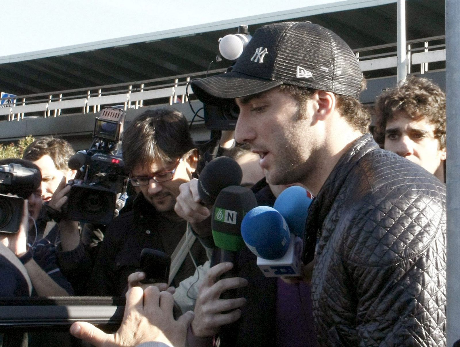 El delantero argentino del Real Madrid, Gonzalo Higuaín, atiende a los medios de comunicación a su llegada al aeropuerto de Madrid Barajas