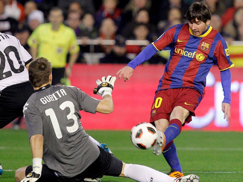 Messi aparece cuando más se le necesita y los tres puntos vuelan de Mestalla 