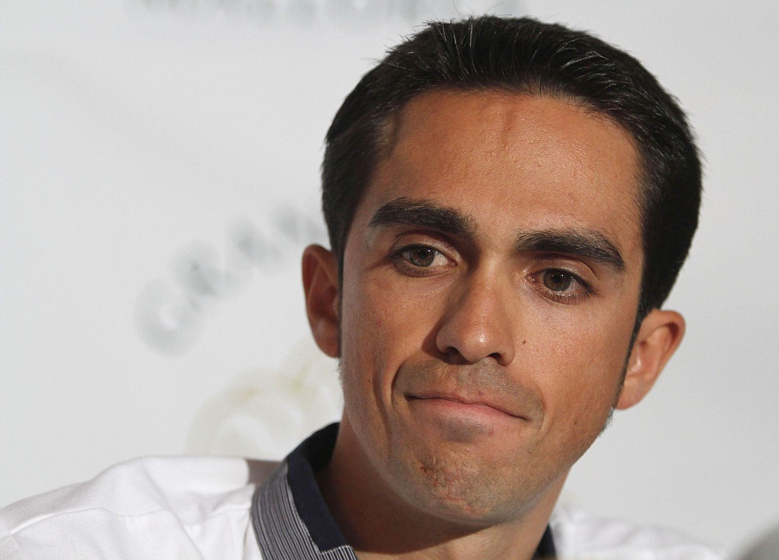 Alberto Contador atiende a los medios de comunicación en una imagen de archivo.