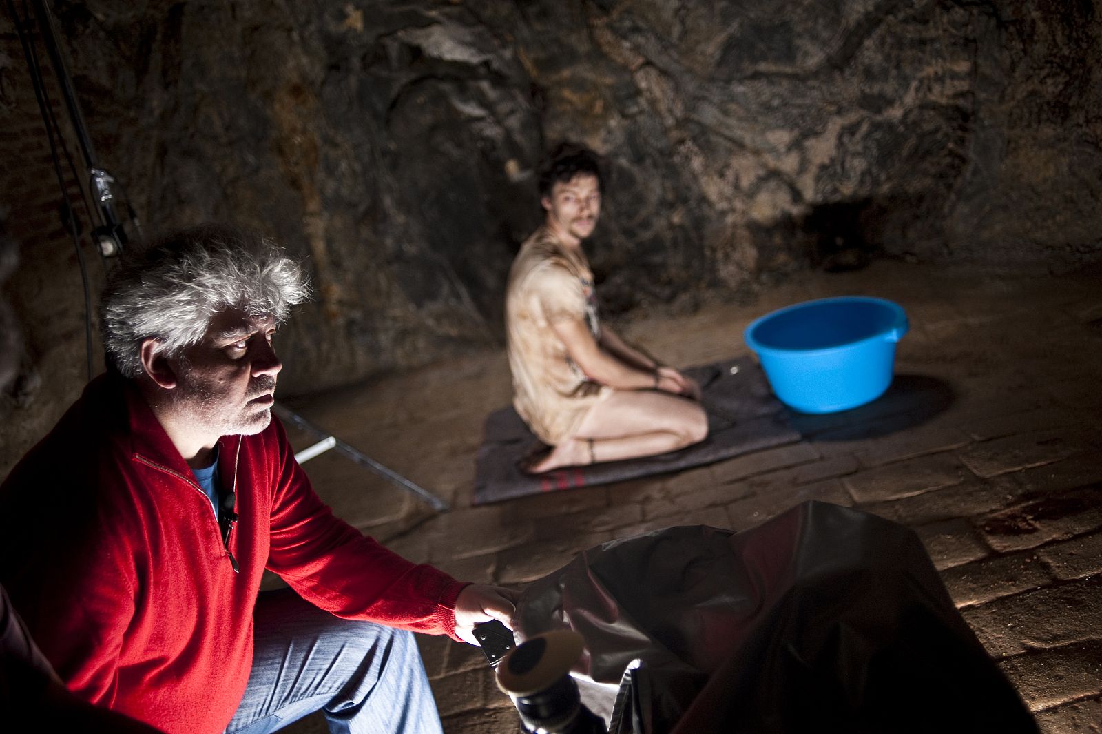 Pedro Almodóvar y el actor Jan Cornet, durante el rodaje de 'La piel que habito'