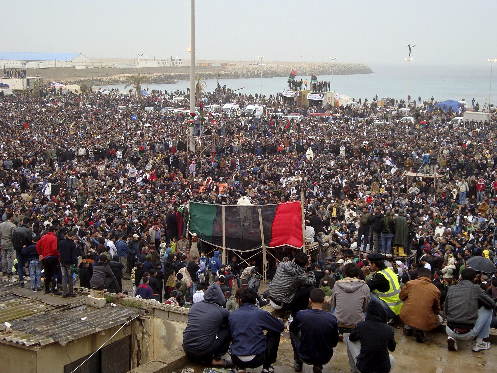 Miles de libios participan en una manifestación contra Muamar el Gadafi en la plaza de los juzgados de Bengasi.