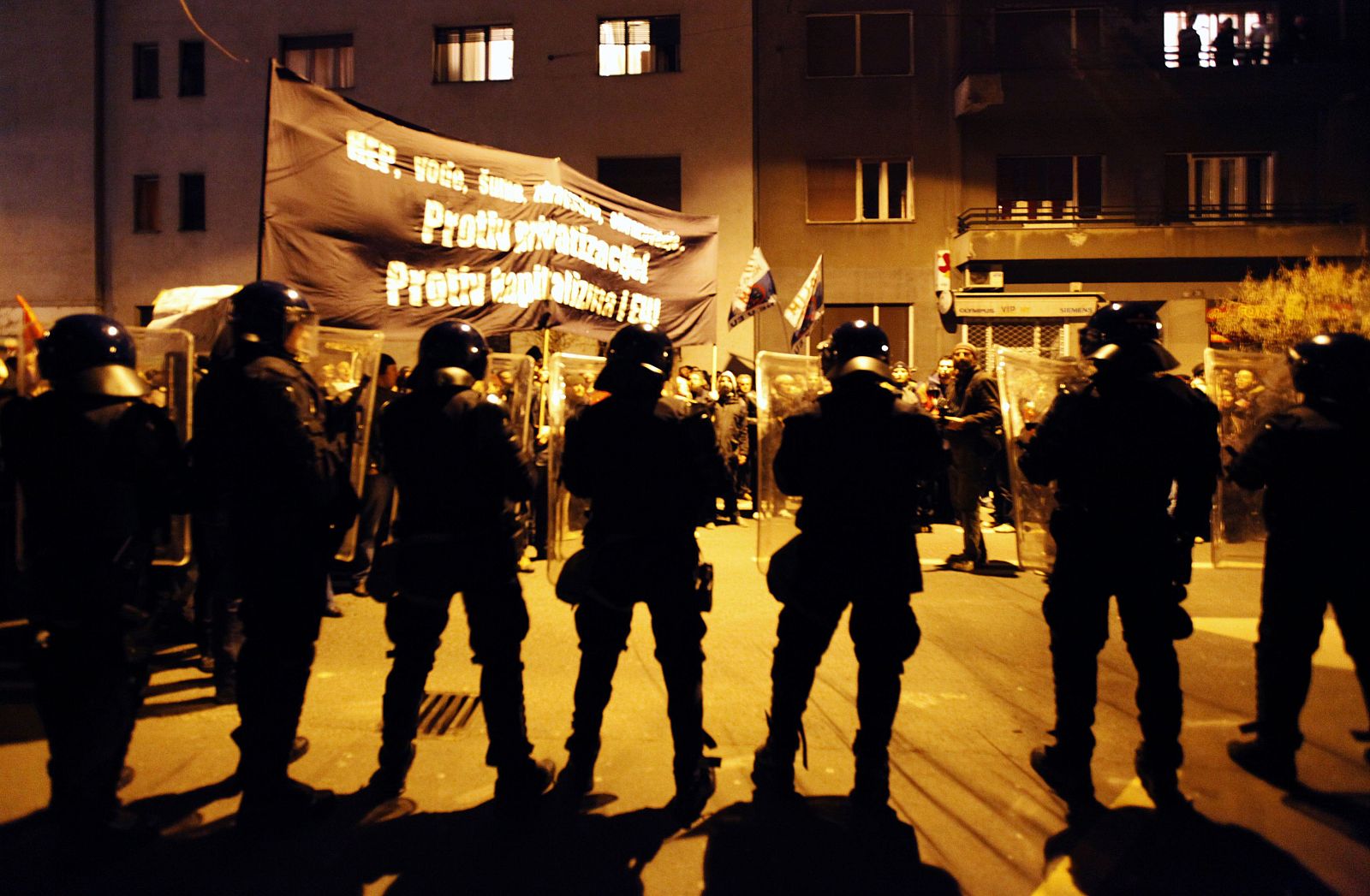 Miles de personas se manifiestan en Zagreb ante la sede del partido gobernante de Croacia, el HDZ