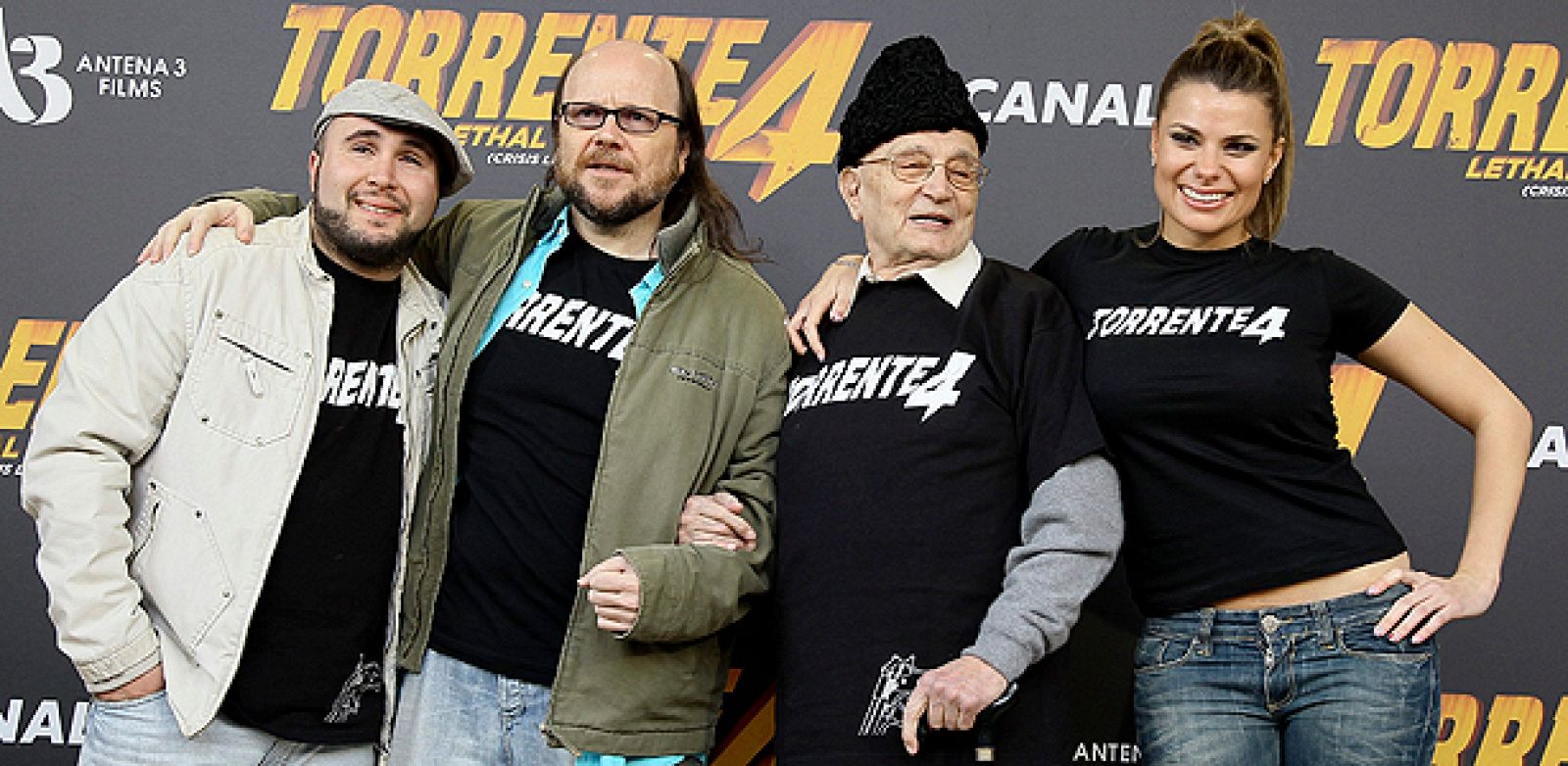 El cineasta Santiago Segura (2-i) posa con Kiko Rivera (i), Tony Leblanc (2-d) y María Lapiedra