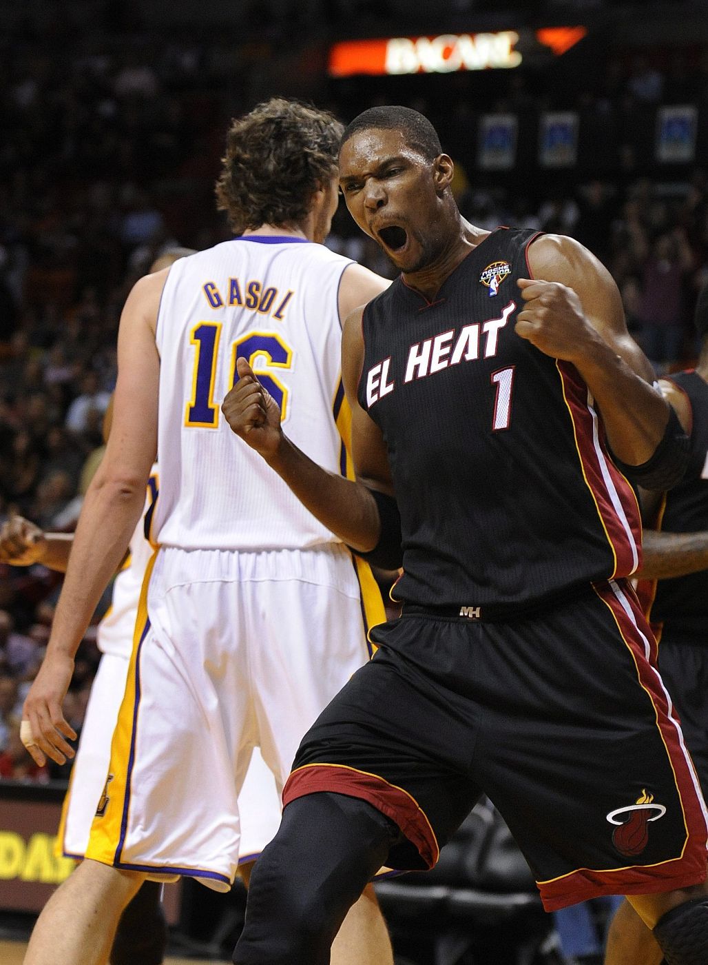 Pau Gasol tras una acción con el jugador de los Heat, Chris Bosh.