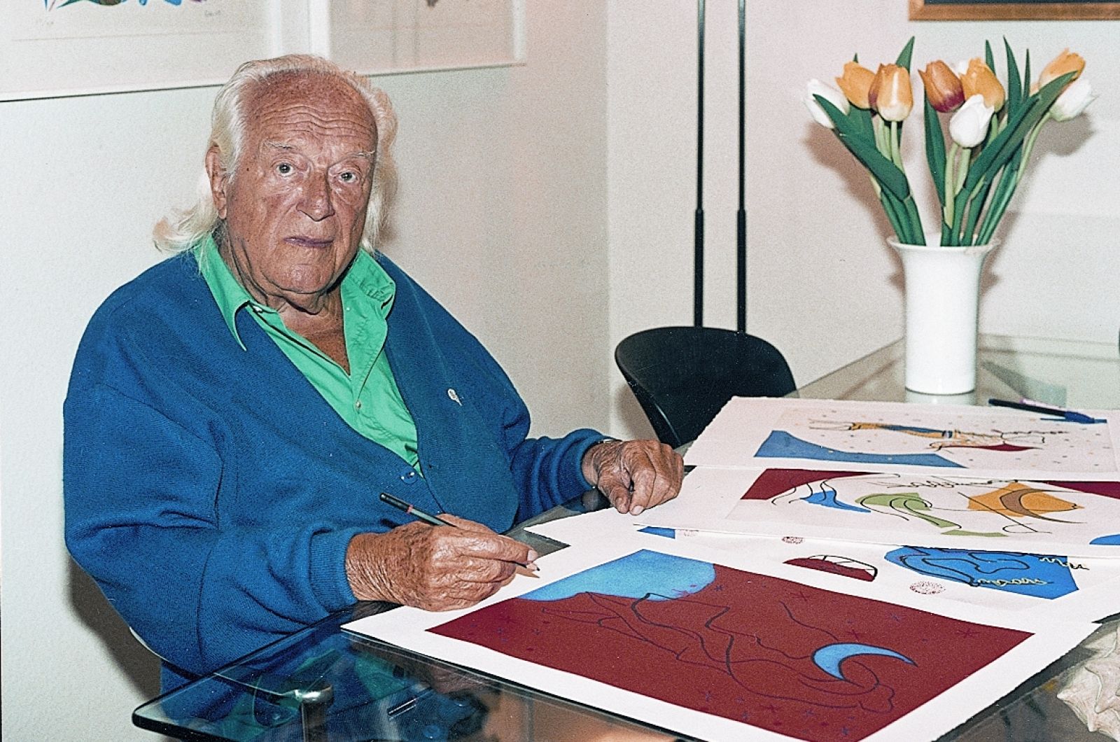 Rafael Alberti dibujando