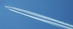 ¿Por qué los aviones dejan estelas blancas?