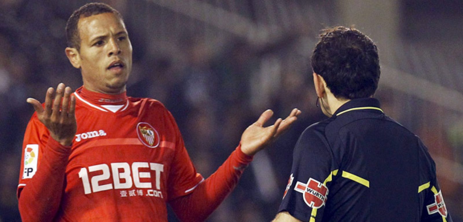 Luis Fabiano reclama una acción en el partido ante el Racing