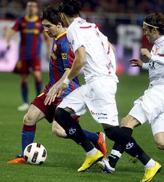 El Sevilla frena al Barcelona y revive la Liga