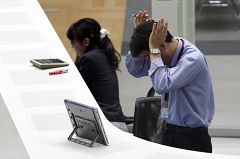 El índice Nikkei de la bolsa de Tokio baja el 6,18% en su primera sesión tras el terremoto de Japón