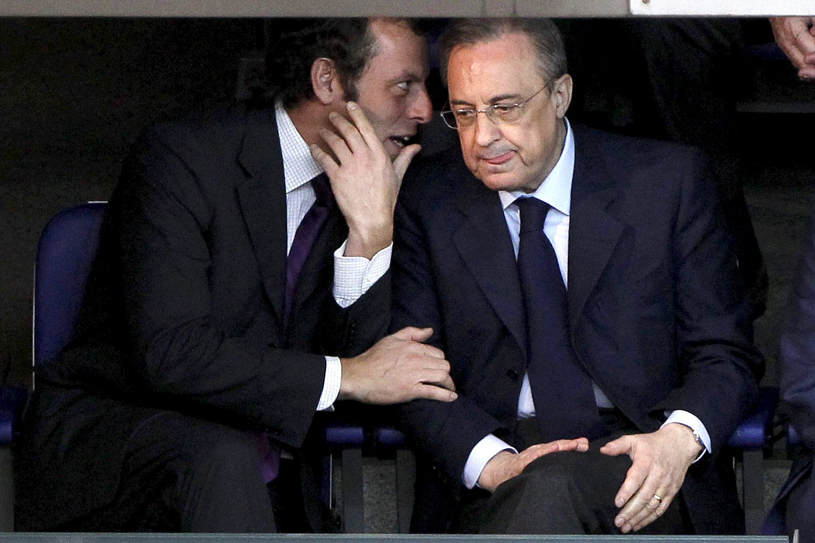 El presidente del FC Barcelona, Sandro Rosell, junto a Florentino Pérez, en el palco del la final de la Copa del Rey de Baloncesto.