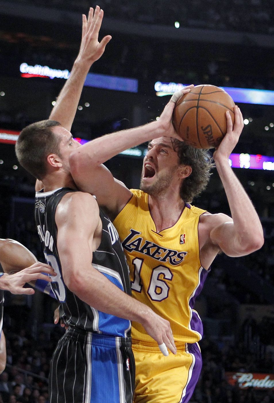Pau Gasol lideró a los Lakers y fue el máximo anotador del equipo ante Orlando Magic.