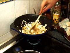 Pollo indonesio con arroz frito