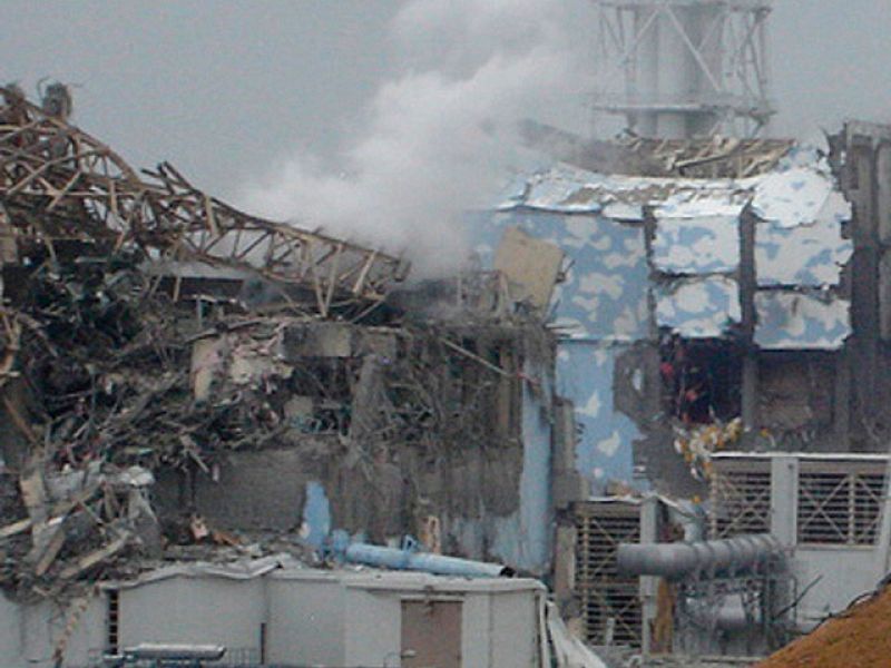 Japón intenta enfriar con camiones cisterna dos reactores para evitar una "gran fuga radiactiva"