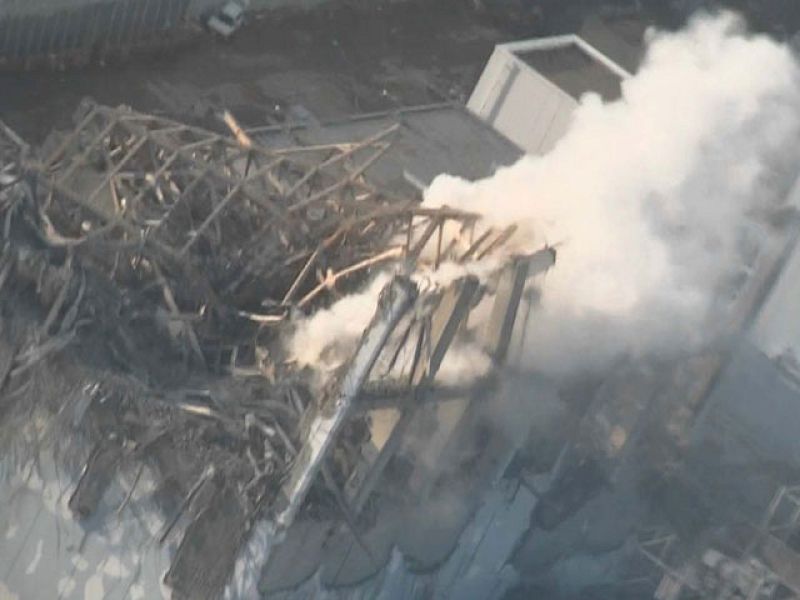 Japón estabiliza en la gravedad la crisis nuclear tras lanzar agua a un reactor y conectar otro